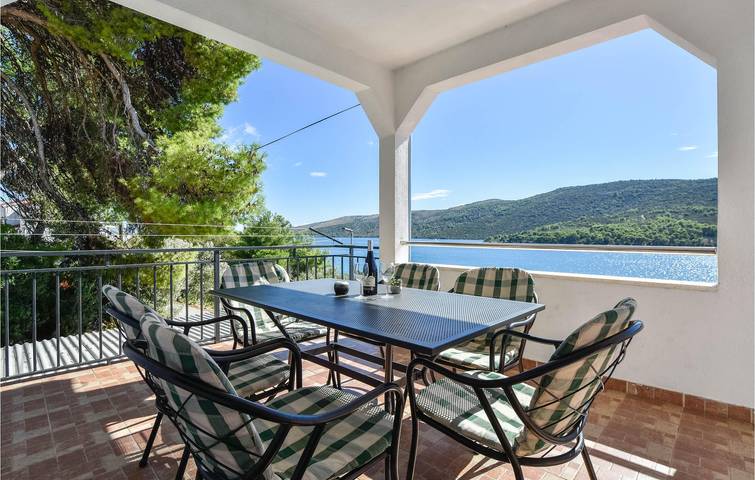 Charmant appartement de deux chambres avec piscine et terrasse, situé à proximité du littoral in Poljica, Split-Dalmatie