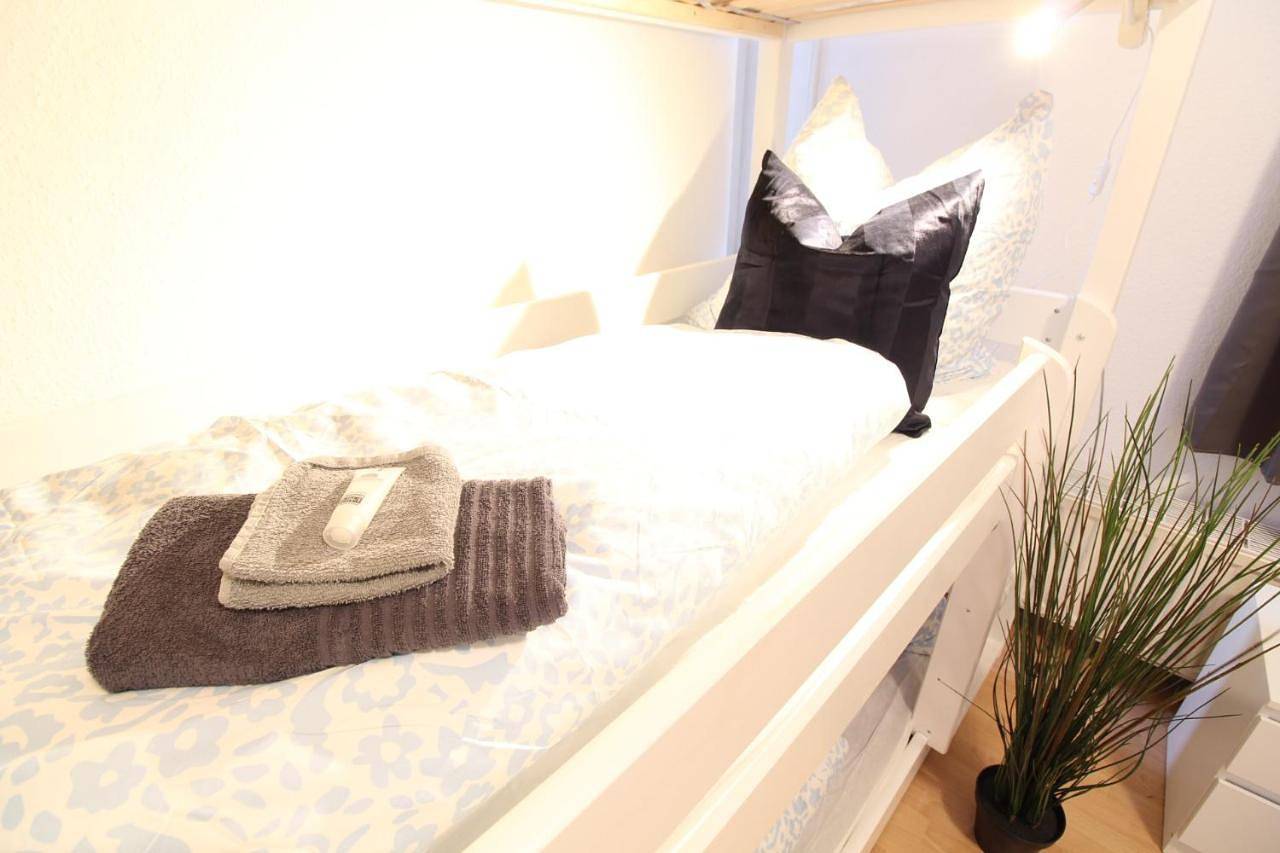 Hotel Ulm Zentrum - Komplettes Zimmer, Hochbett, Android Tv & eigenem Bad - perfekt für Familien & Gruppen in Ulm (Baden-Württemberg), Zwaben