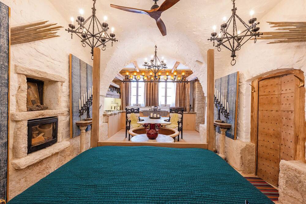 L’Unique – Voûte du Xviiie & Élégance Incomparable in Goult, Parc naturel régional du Luberon