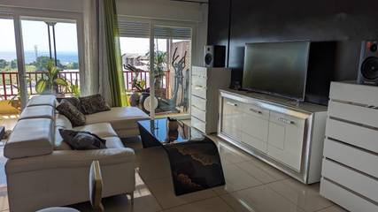Gîte pour 6 personnes, avec vue ainsi que piscine et terrasse à Koungou