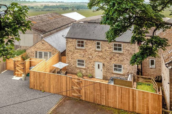 Cottage for 4 people, with garden and hot tub, with pets in Northumberland