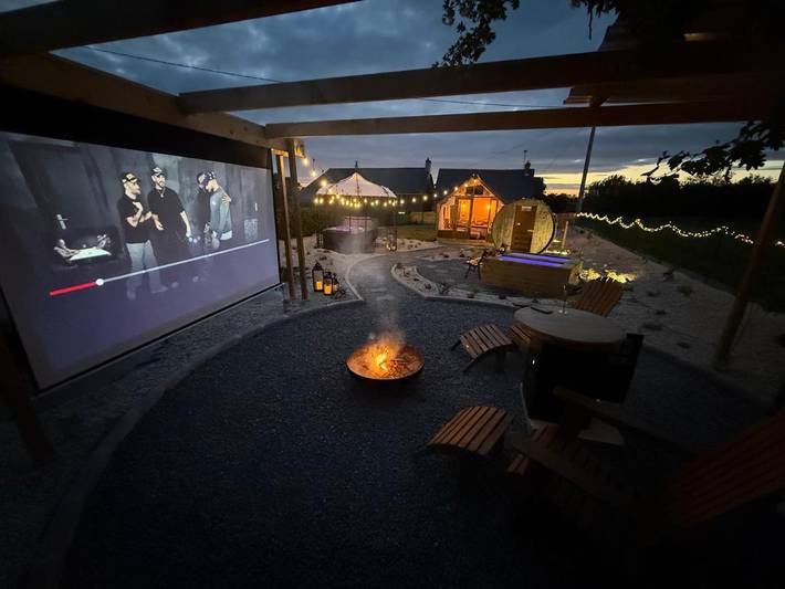 Tente pour 2 personnes, avec Jacuzzi et Terrasse ainsi que Jardin et Sauna