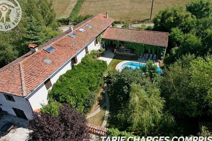 Gîte pour 13 personnes, avec jardin et sauna, animaux acceptés à Essertines-en-Donzy
