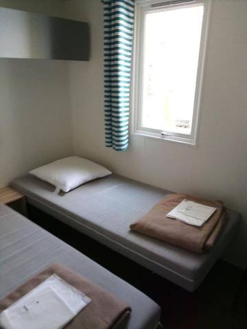 Gîte pour 6 personnes, avec piscine et terrasse ainsi que jacuzzi et bassin pour enfant dans Luna Park La Palmyre