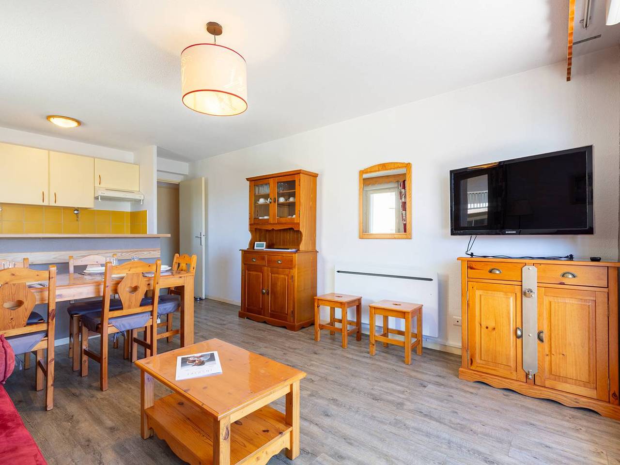 Entire apartment, Apartment for 8, mountain views, near slopes in Germ, French Pyrenees