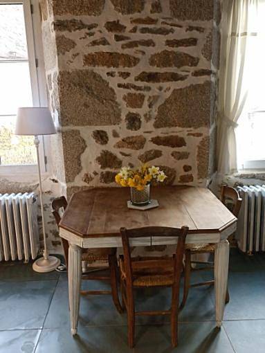 Gîte pour 2 personnes, avec terrasse ainsi que vue et jardin à Junhac - 2