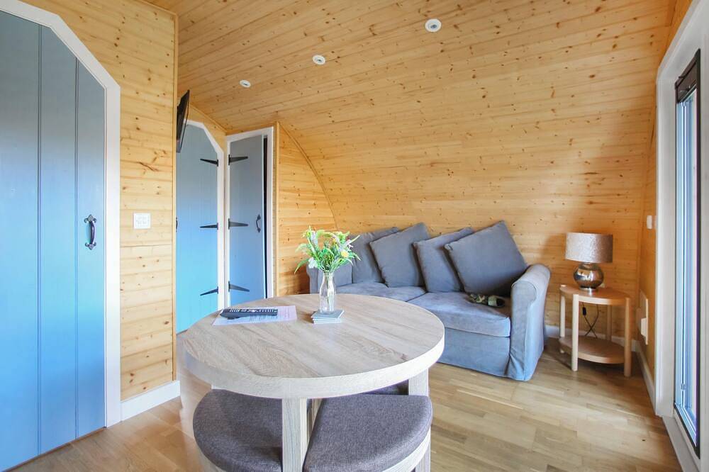 A good sized, dog friendly pod with silent surroundings. in Highlands