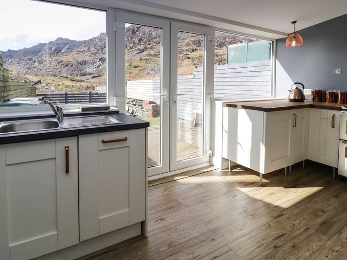 Glamping for 3 people, with garden in North-Wales