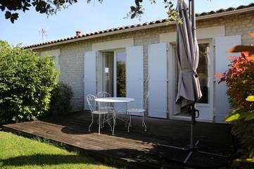 Gîte pour 4 personnes, avec terrasse et jardin à Juillac-le-Coq
