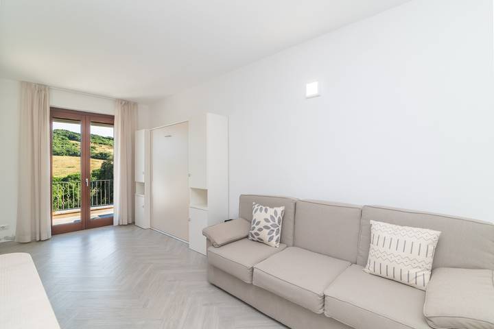 Appartamento intero, Appartamento 'Medici' con terrazza privata, Wi-Fi e aria condizionata in Aglientu, Gallura