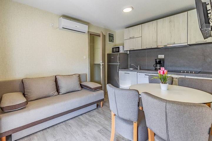 Ferienwohnung für 6 Personen, mit Terrasse und Garten sowie Pool in Banjole