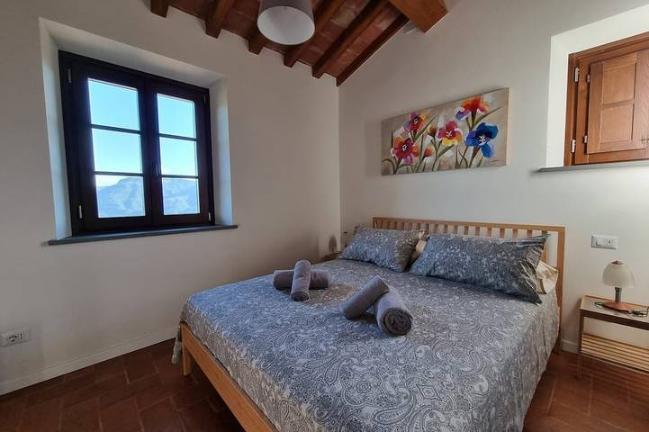 Fienile ristrutturato, vista su Barga, piscina privata riscaldata*. in Barga, Parco Regionale delle Alpi Apuane