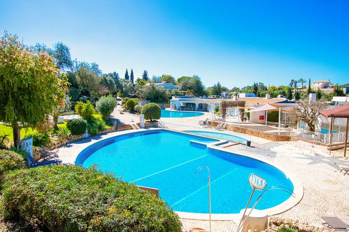 Apartamento de férias para 4 pessoas, com terraço e piscina infantil e ainda jardim em Lagoa