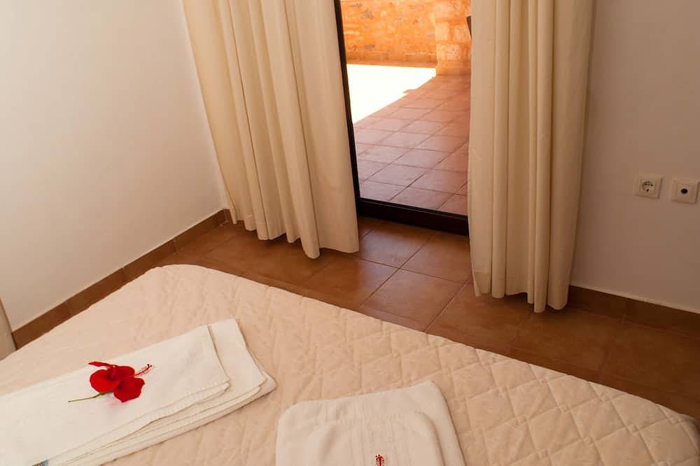 Independed 2 bedroom villa common pool in Xirosterni, Vamos