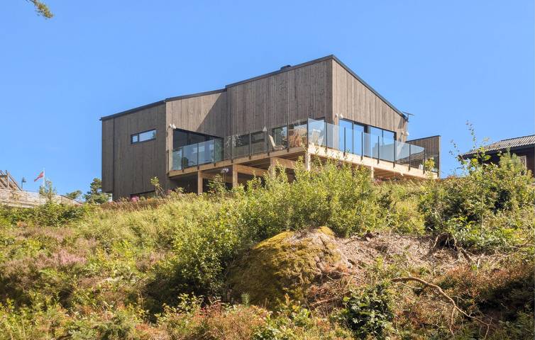 Feriehus for 8 personer, med Terrasse og Hage i Arendal 