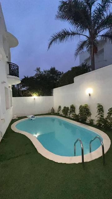 Location de vacances pour 8 personnes, avec bassin pour enfant ainsi que jardin et piscine dans Dar Bouazza