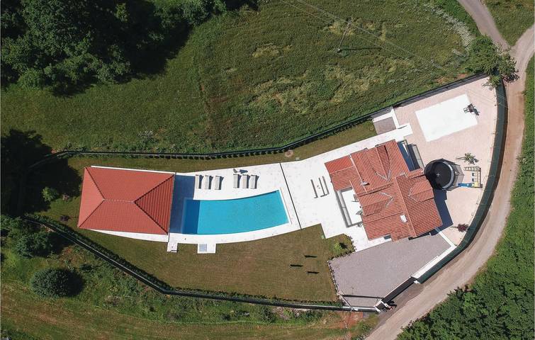 Reizende 220 m² große Ferienwohnung mit Pool, Terrasse und WLAN in der Nähe des Flusses Cetina in Dalmatinisches Zagora