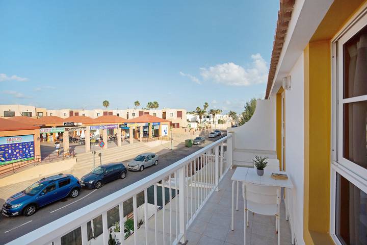Apartamento entero, Vacaciones 'Sam' con piscina compartida, balcón y Wi-Fi in Caleta de Fuste, Antigua