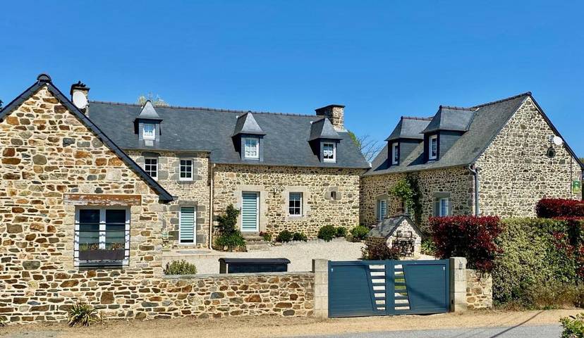 Location de vacances pour 4 personnes, avec piscine ainsi que vue et jardin, animaux acceptés à Pludual