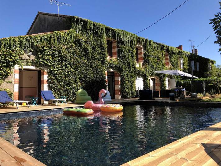 Gîte pour 12 personnes, avec Terrasse ainsi que Jardin et Piscine dans Massac-Séran