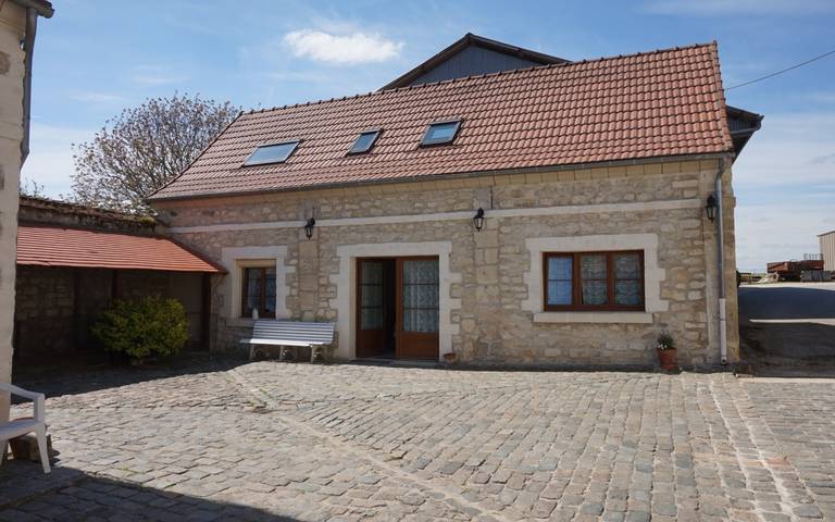 Gîte pour 8 personnes, avec jardin et piscine, animaux acceptés
