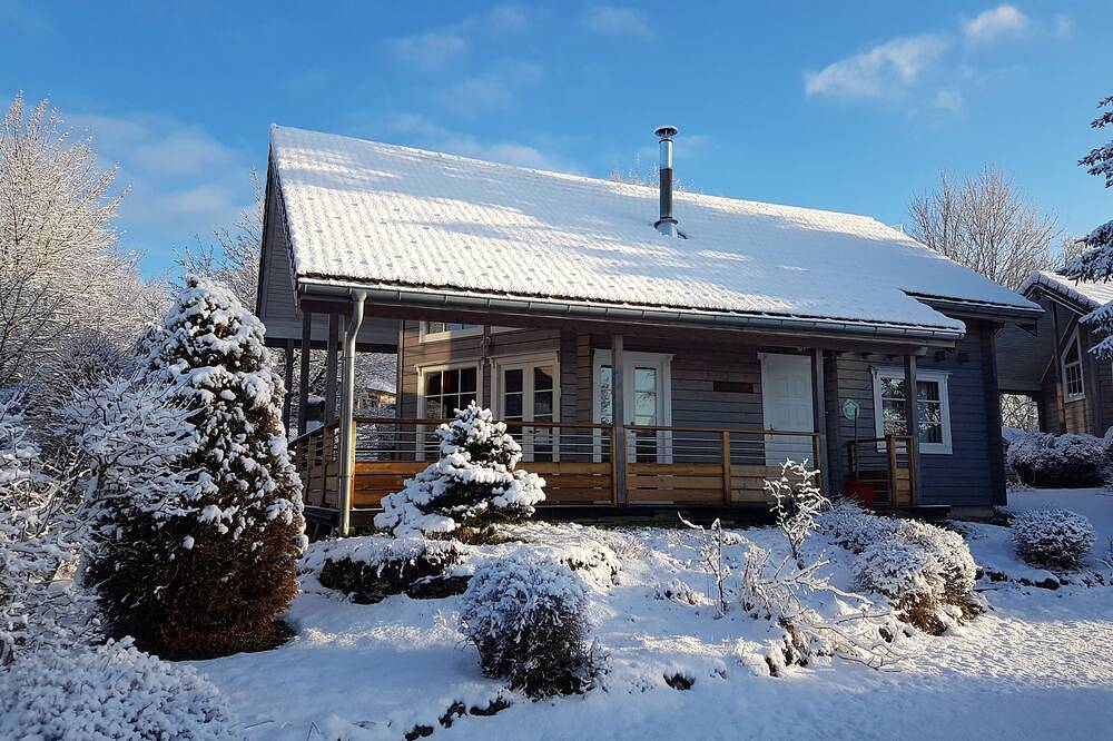 .chalet finlandais avec sauna entrée parc naturel du haut jura, pleine campagne in Chaux-des-Crotenay, Parc naturel régional du Haut-Jura