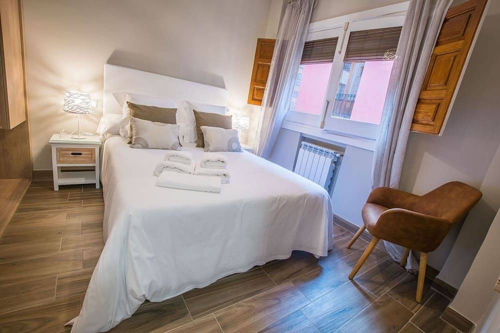 Entire apartment, Ib Plaza Nueva 21 Suite (1 Bedroom + Sofa Bed) in Realejo-San Matías, Granada