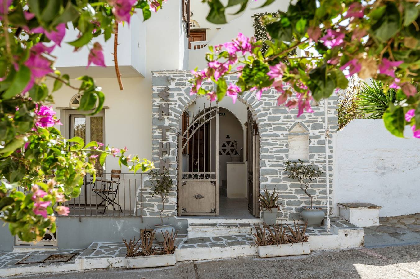 Studio Apartment 'En Tino Basement 5' with Private Terrace, Wi-Fi and Air Conditioning in Tinos