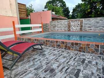 Gîte pour 5 personnes, avec terrasse et piscine à Rivière-Salée