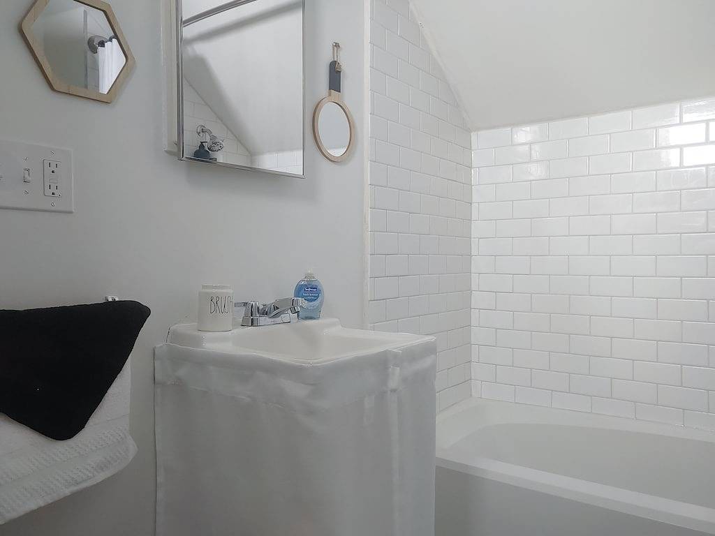 Downtown home blocks to the beach w/ king bed, deck fire pit & air conditioning in Manistee, Manistee County