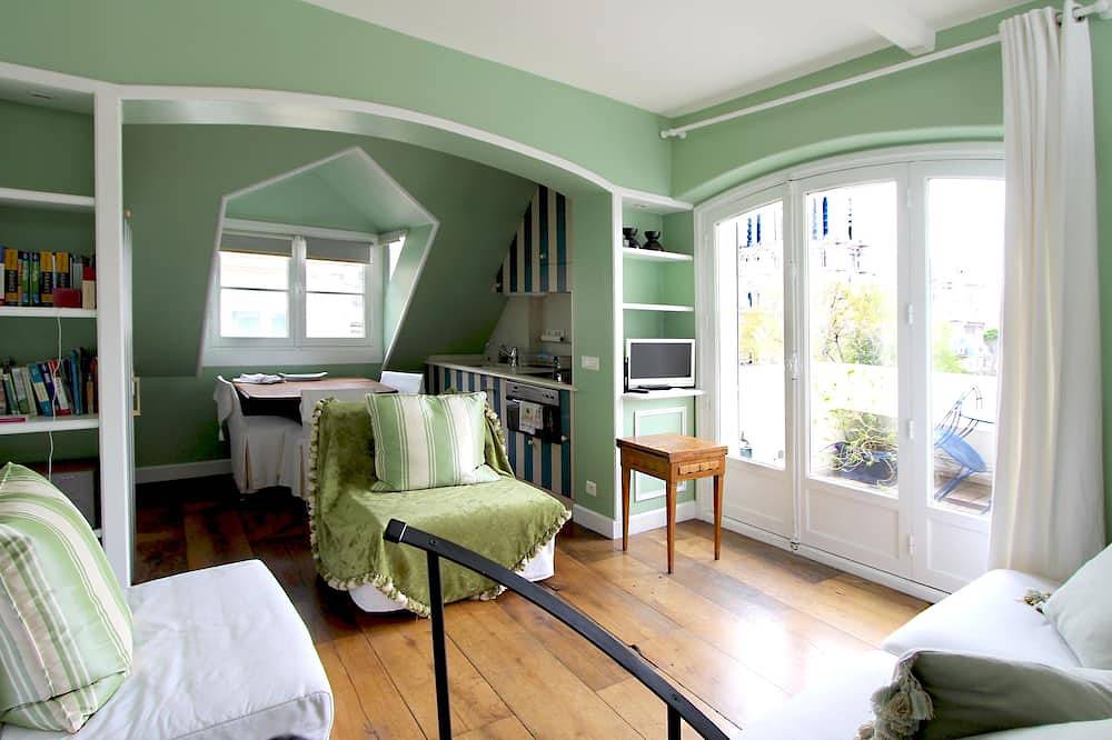 Entire apartment, Stunning one-bedroom duplex with 2 panoramic terraces. Ac throughout. Sleeps 4. in Paris, Ile de France