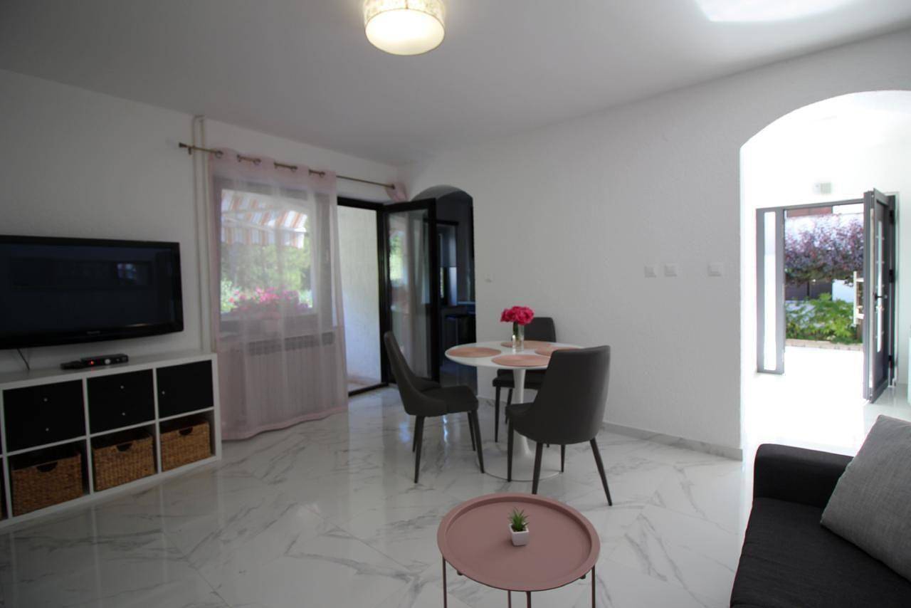 Geheel vakantieappartement, Ferienwohnung Sabina mit Garten am Waldrand in Poreč, Porec en omgeving
