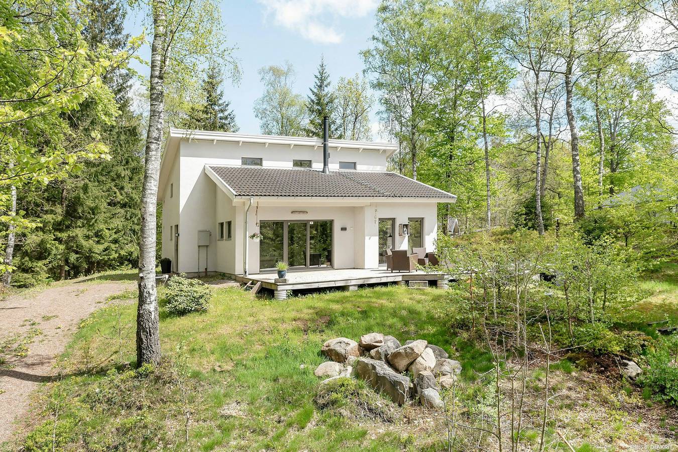 Modernes Steinhaus mit Badewanne im Wald von Åsljunga in Skane