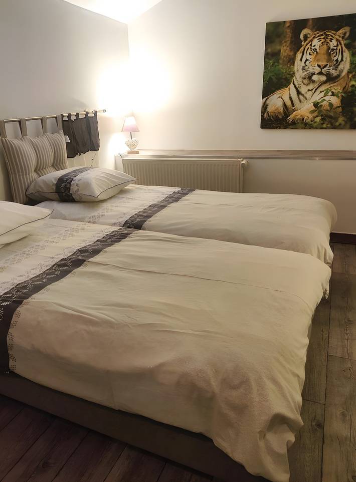 Guest House 'Chambre C' with Shared Pool, Wi-Fi and Air Conditioning in Ribérac, Périgord Vert