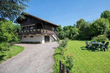 Location de vacances pour 8 personnes, avec terrasse et jardin à Mouxy