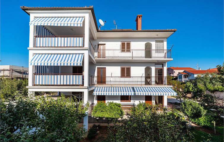 Ganze Ferienwohnung, Gemütliche 75 m² große Ferienwohnung mit Meerblick, Terrasse, WLAN und Parkplatz in Zadar Stadt, Zadar (Kommun)