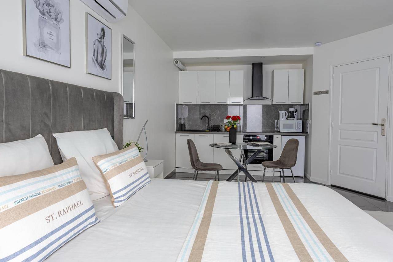 Appartement entier, Suite avec jacuzzi & terrasse in Savigny-le-Temple, Seine-et-Marne