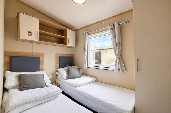 Brilliant 8 berth caravan near Walton-on-the-Naze in Essex, in Frinton and Walton, Essex