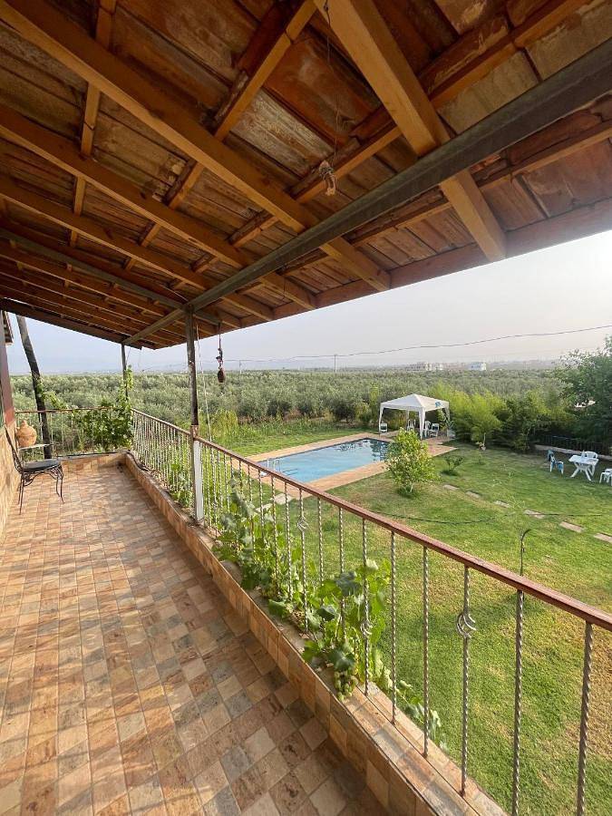 Villa pour 8 personnes, avec piscine ainsi que vue et terrasse, animaux acceptés