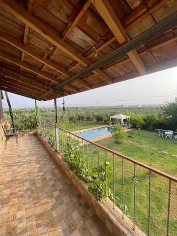 Cottage pour 8 personnes, avec piscine ainsi que terrasse et vue, animaux acceptés dans Ain Cheggag