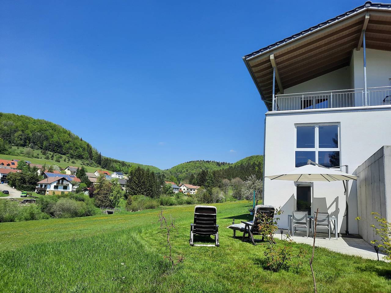 Ganze Wohnung, Ferienwohnung 'Im Eyachtal' mit privater Terrasse, privatem Garten und Wi-Fi in Albstadt, Albsteig Etappe 13