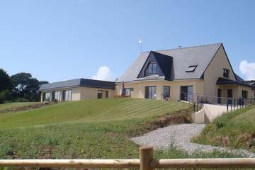 Location de vacances pour 12 personnes, avec balcon et jardin à Argol