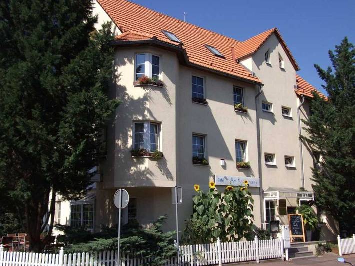 Hotel, mit Terrasse und Sauna in Halle