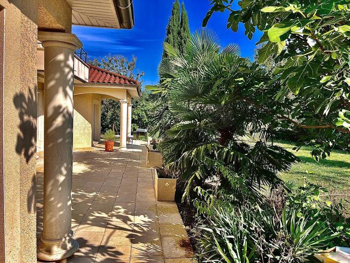 Gîte pour 2 personnes, avec vue ainsi que terrasse et jardin à Villefontaine - 4