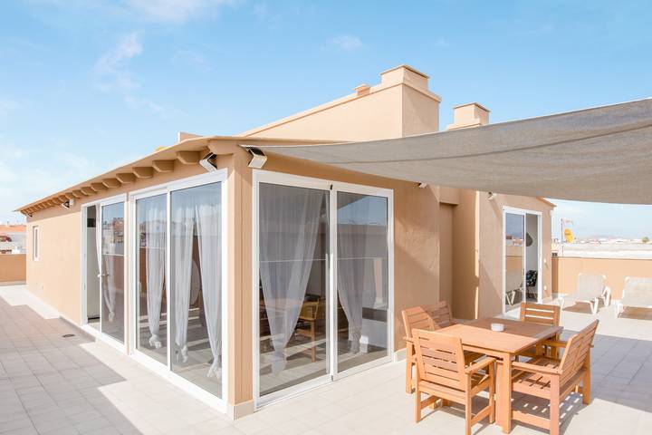 Apartamento entero, Amplio apartamento "Ático deluxe Corralejo centro" Cerca de la playa con vistas al mar in Puerto de Corralejo, La Oliva