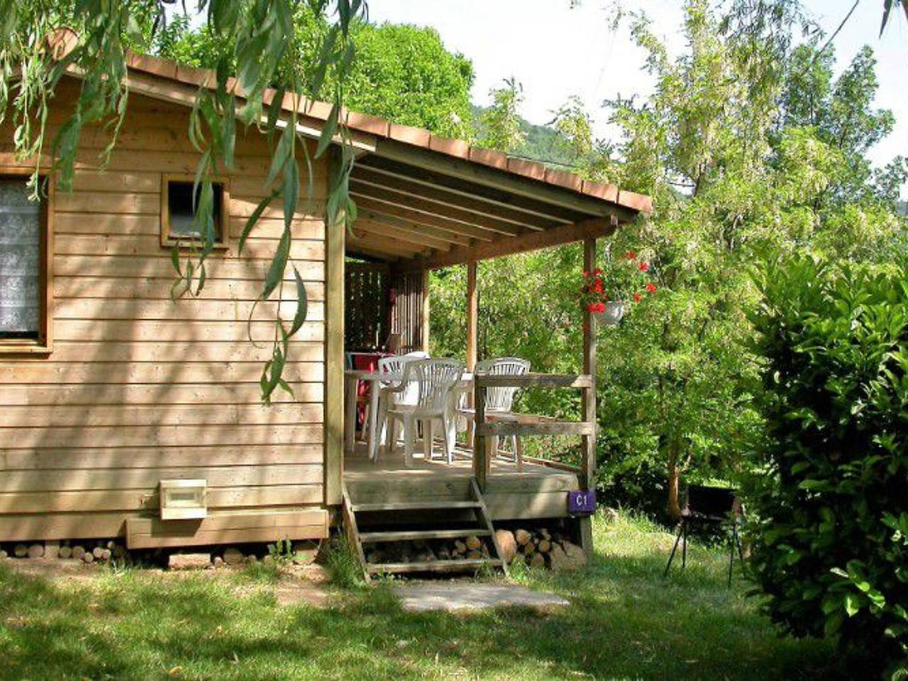 Chalet avec Terrasse et Salon de Jardin à Darbres in Darbres, Ardèche