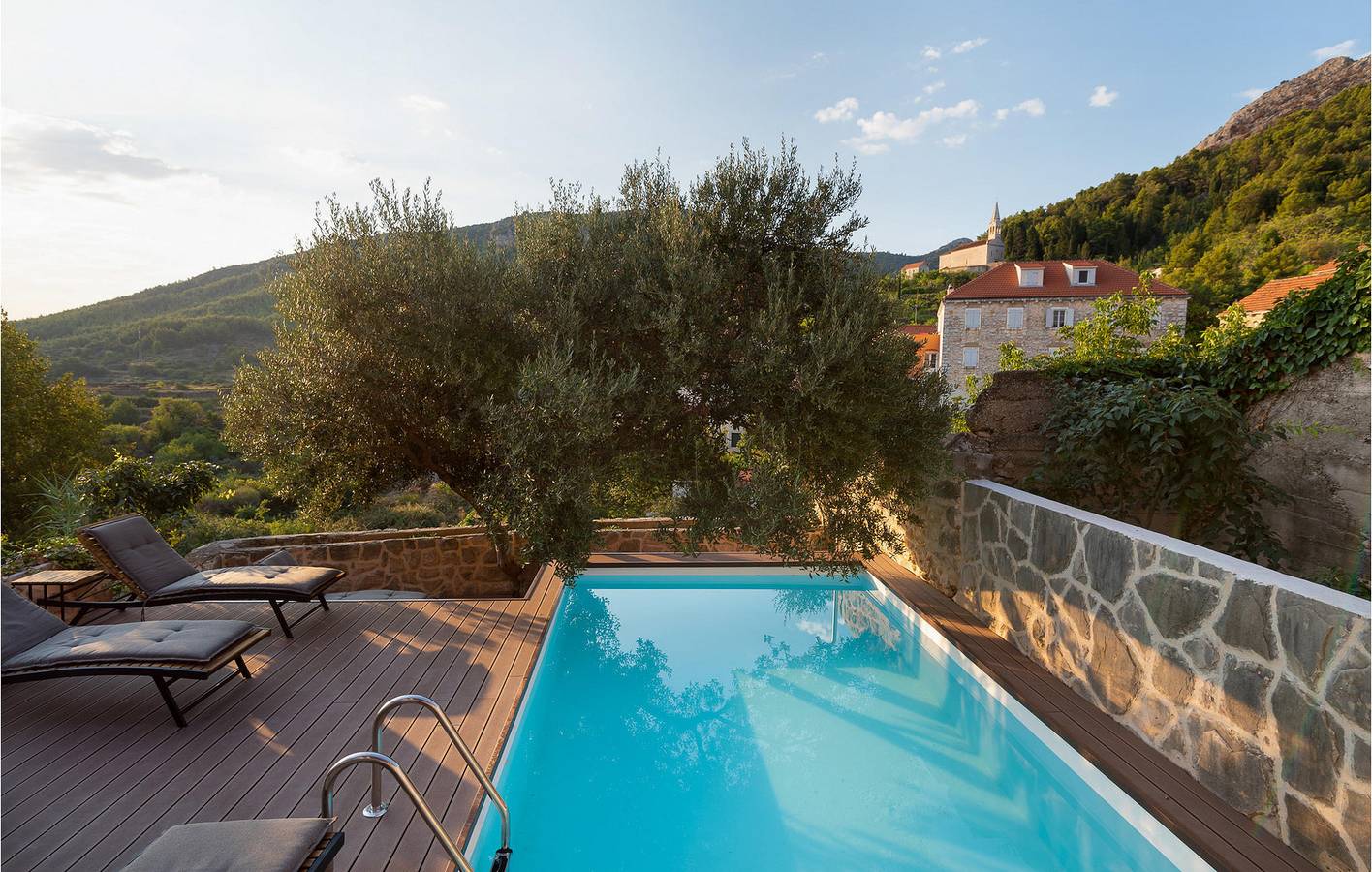 Apartment mit Meerblick, Pool, WLAN und Küche in der Nähe des Stadtzentrums von Pitve in Pitve, Hvar