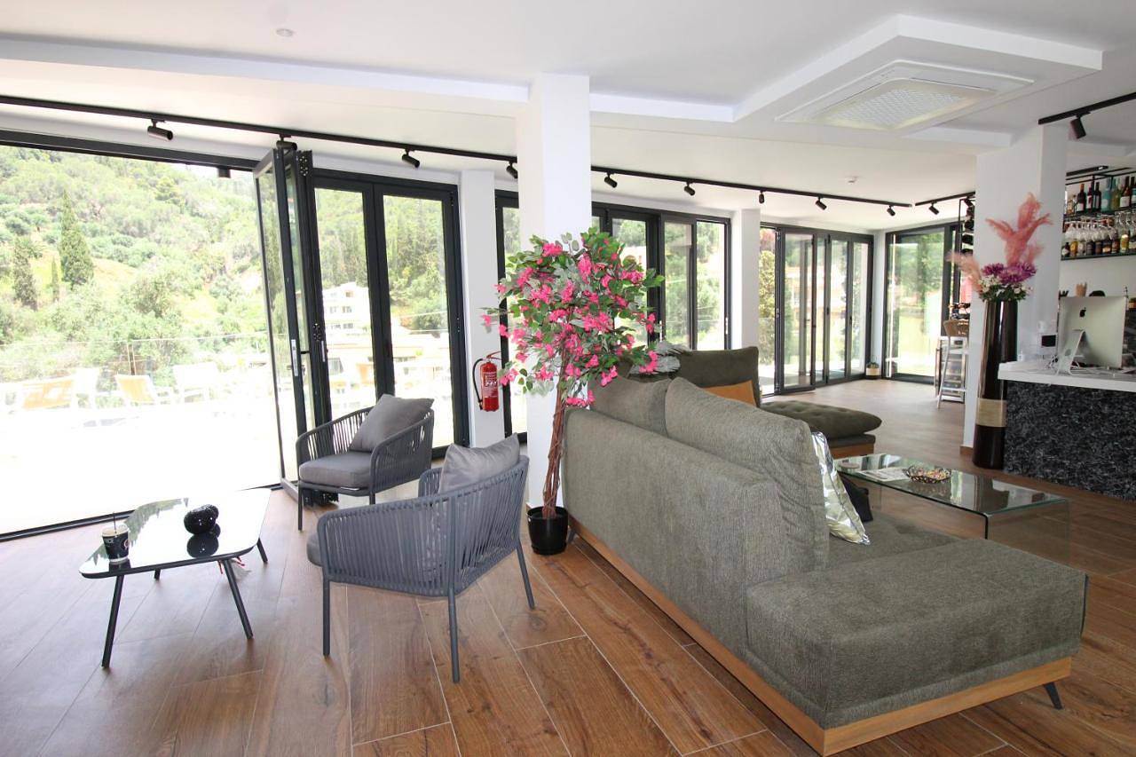 Deluxe Suite with Sea View in Agios Gordios, Corfou
