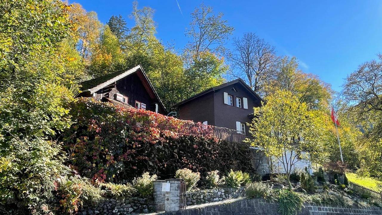 Romantic private superior Swiss Chalet with Hottub in Lungern, Obwalden