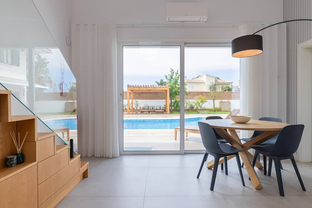 Blue Sky Villa 2 by Lovelystay in Aroeira, Corroios